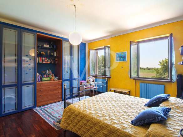 Charming Countryside Retreat – Villa with Pools and Guesthouse Potential