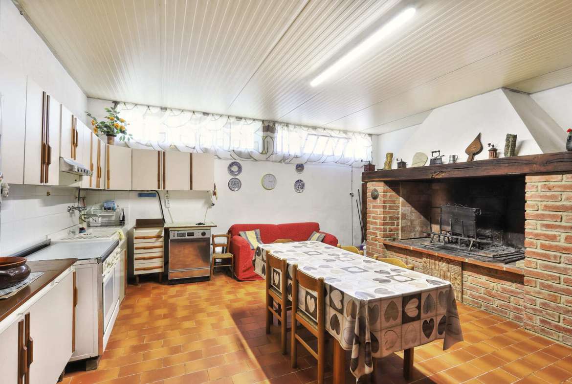 Charming Estate in Tuscany – DOC Vineyard and Guest Accommodation