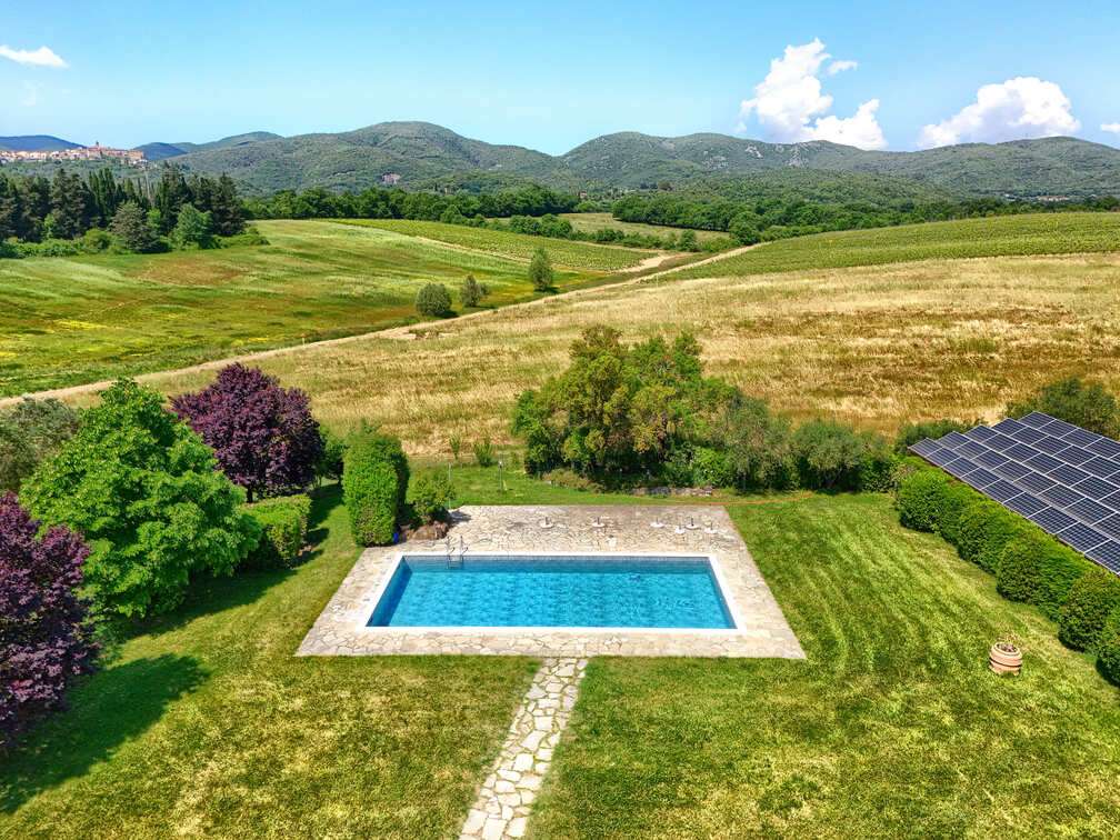 Charming Estate in Tuscany – DOC Vineyard and Guest Accommodation