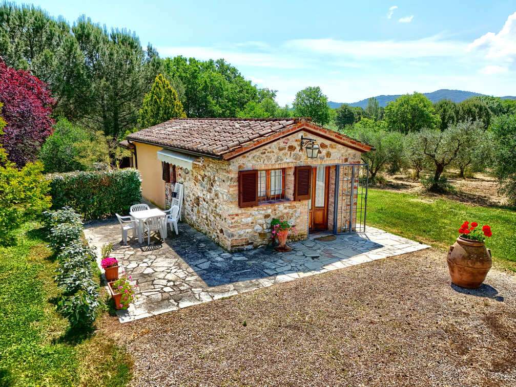 Charming Estate in Tuscany – DOC Vineyard and Guest Accommodation