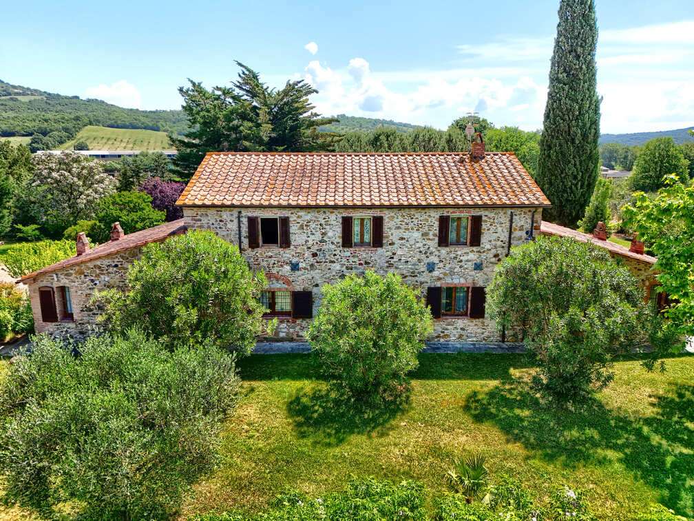Charming Estate in Tuscany – DOC Vineyard and Guest Accommodation