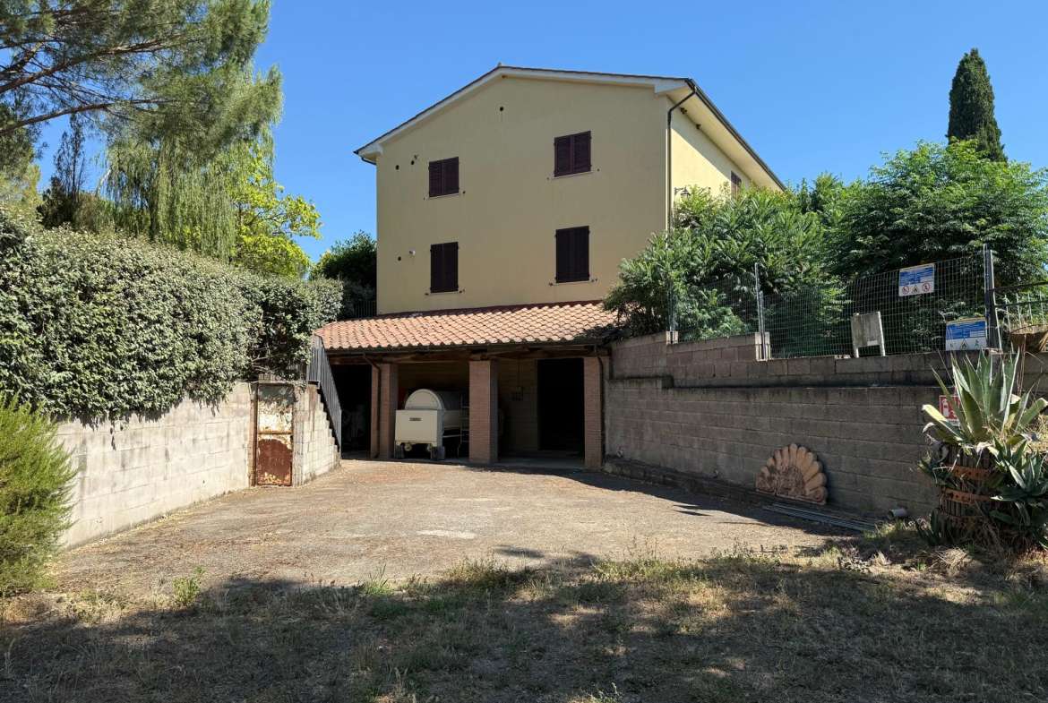 Charming Estate in Tuscany – DOC Vineyard and Guest Accommodation