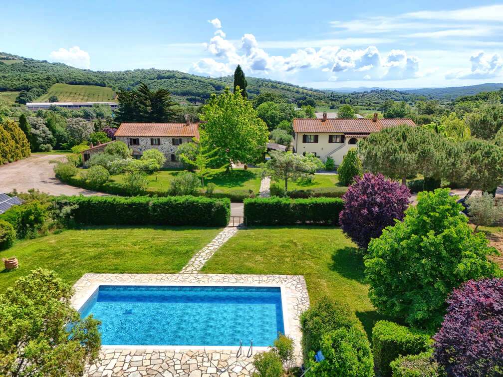 Charming Estate in Tuscany – DOC Vineyard and Guest Accommodation