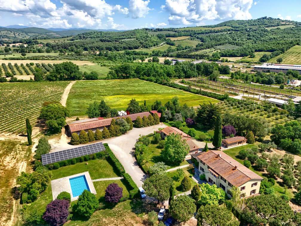 Charming Estate in Tuscany – DOC Vineyard and Guest Accommodation