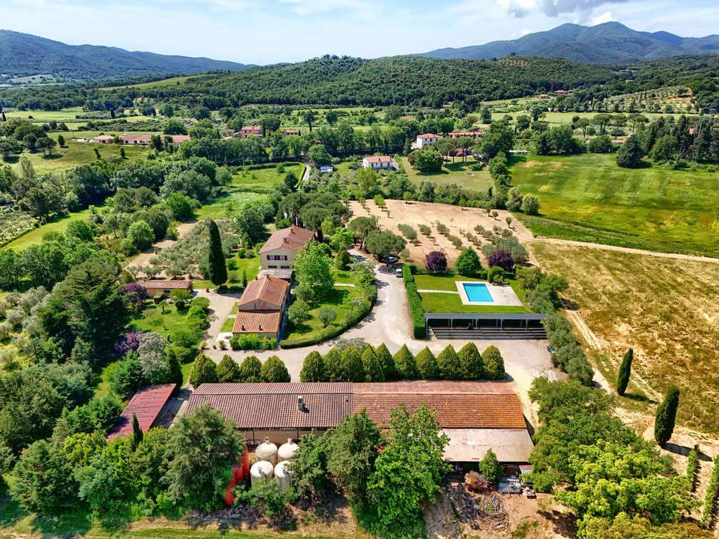 Charming Estate in Tuscany – DOC Vineyard and Guest Accommodation