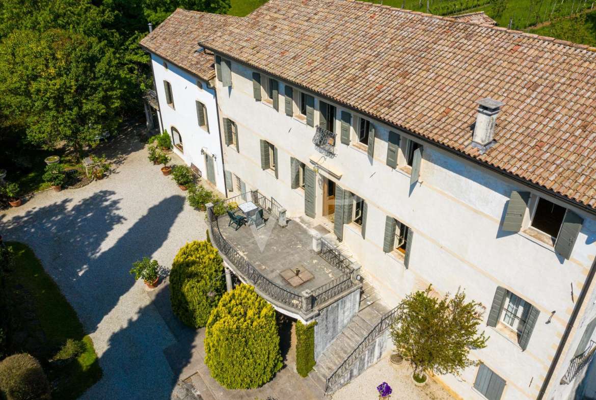 Venetian villa from the 16th century at the foot of the castle of Asolo