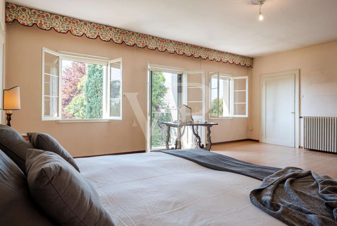 Venetian villa from the 16th century at the foot of the castle of Asolo
