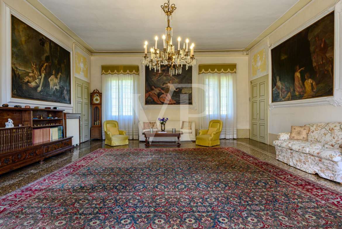 Venetian villa from the 16th century at the foot of the castle of Asolo