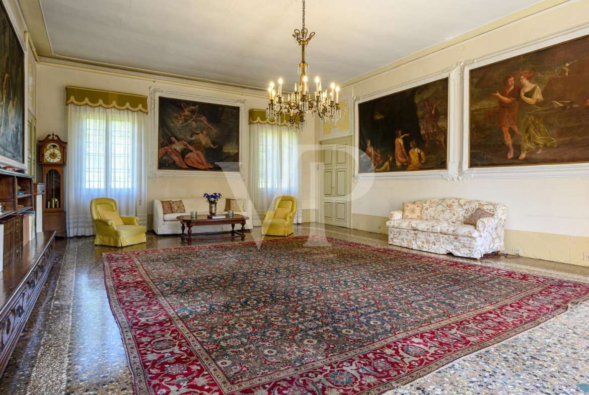 Venetian villa from the 16th century at the foot of the castle of Asolo