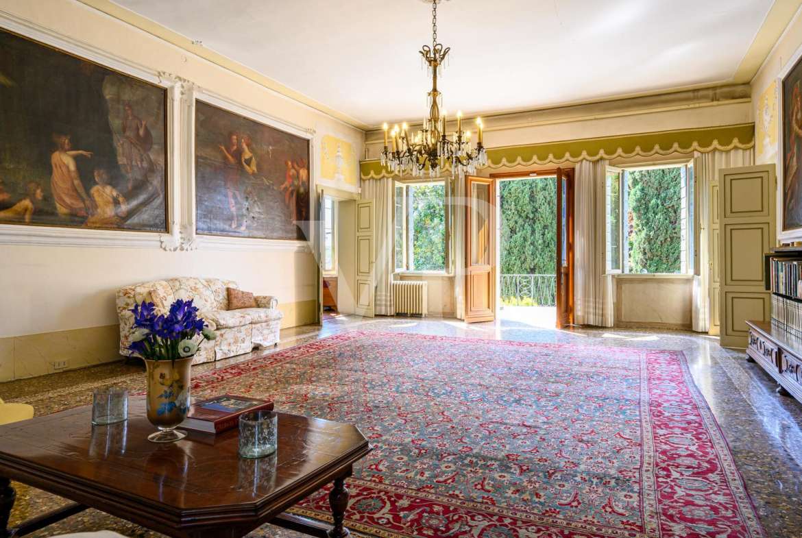 Venetian villa from the 16th century at the foot of the castle of Asolo