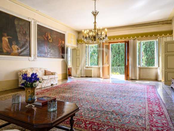 Venetian villa from the 16th century at the foot of the castle of Asolo