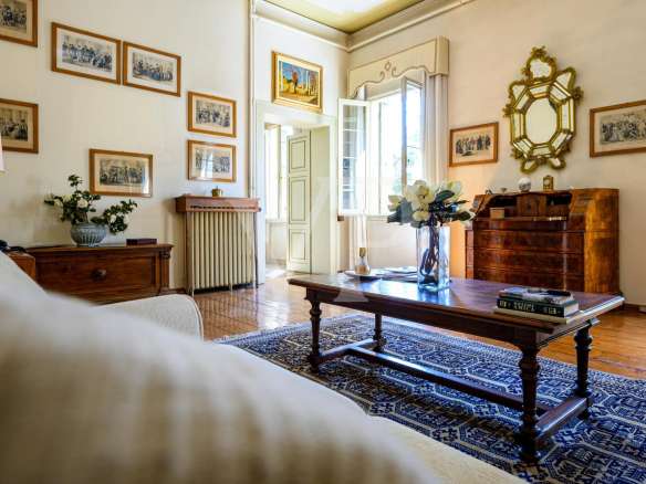Venetian villa from the 16th century at the foot of the castle of Asolo