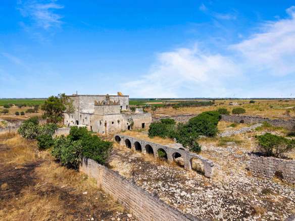 Masseria in the Primitivo Estate: Historic Residence for Sale Between Mandu