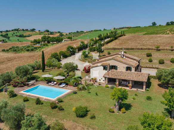 Awesome Country Villa with Pool and Panoramic Views, Le Marche