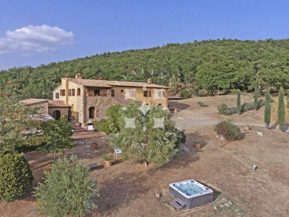 Exclusive Tuscan Villa Overlooking Val D’Orcia
