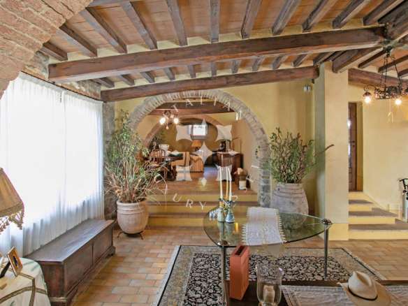 Exclusive Tuscan Villa Overlooking Val D’Orcia