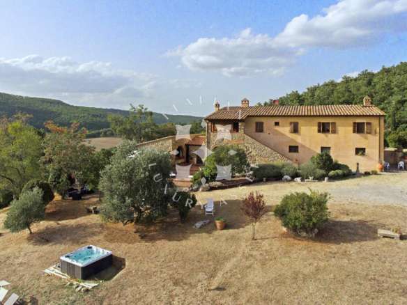 Exclusive Tuscan Villa Overlooking Val D’Orcia
