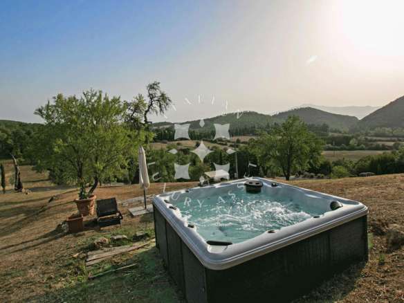 Exclusive Tuscan Villa Overlooking Val D’Orcia