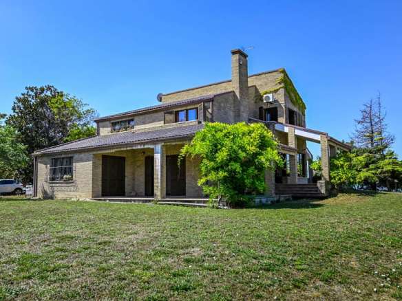 Elegant Villa With Seaside View in the Enchanting Marche Countryside