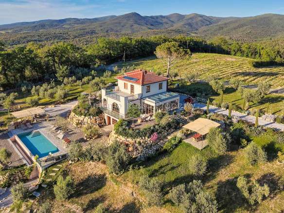 Villa with private vineyard for sale in Bolgheri
