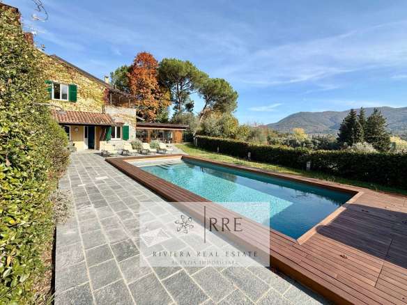 Villa with a swimming pool at the Garlenda Golf Club