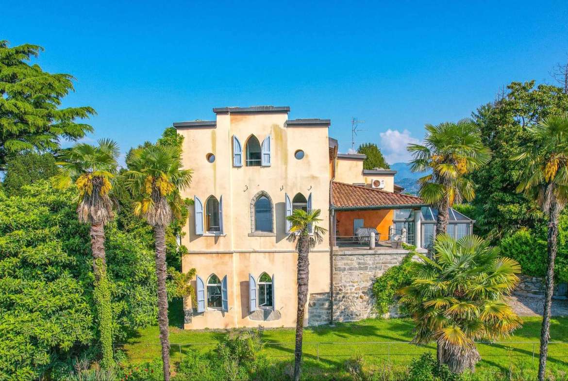 Villa on Serene Waters in Lombardia, Biandronno