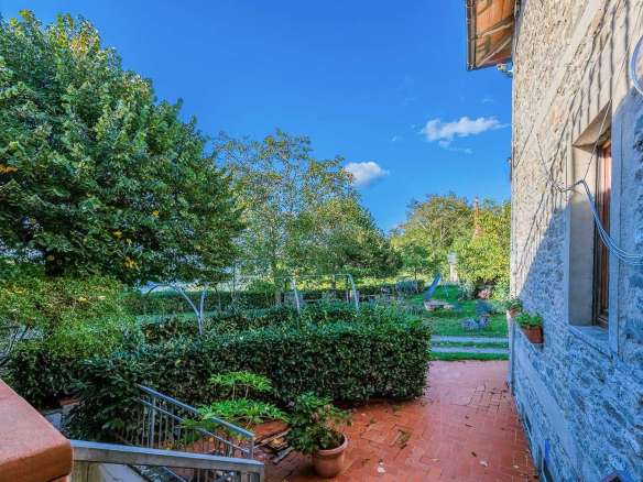 Charming Hotel in Cortona, Tuscany with Garden & Terrace