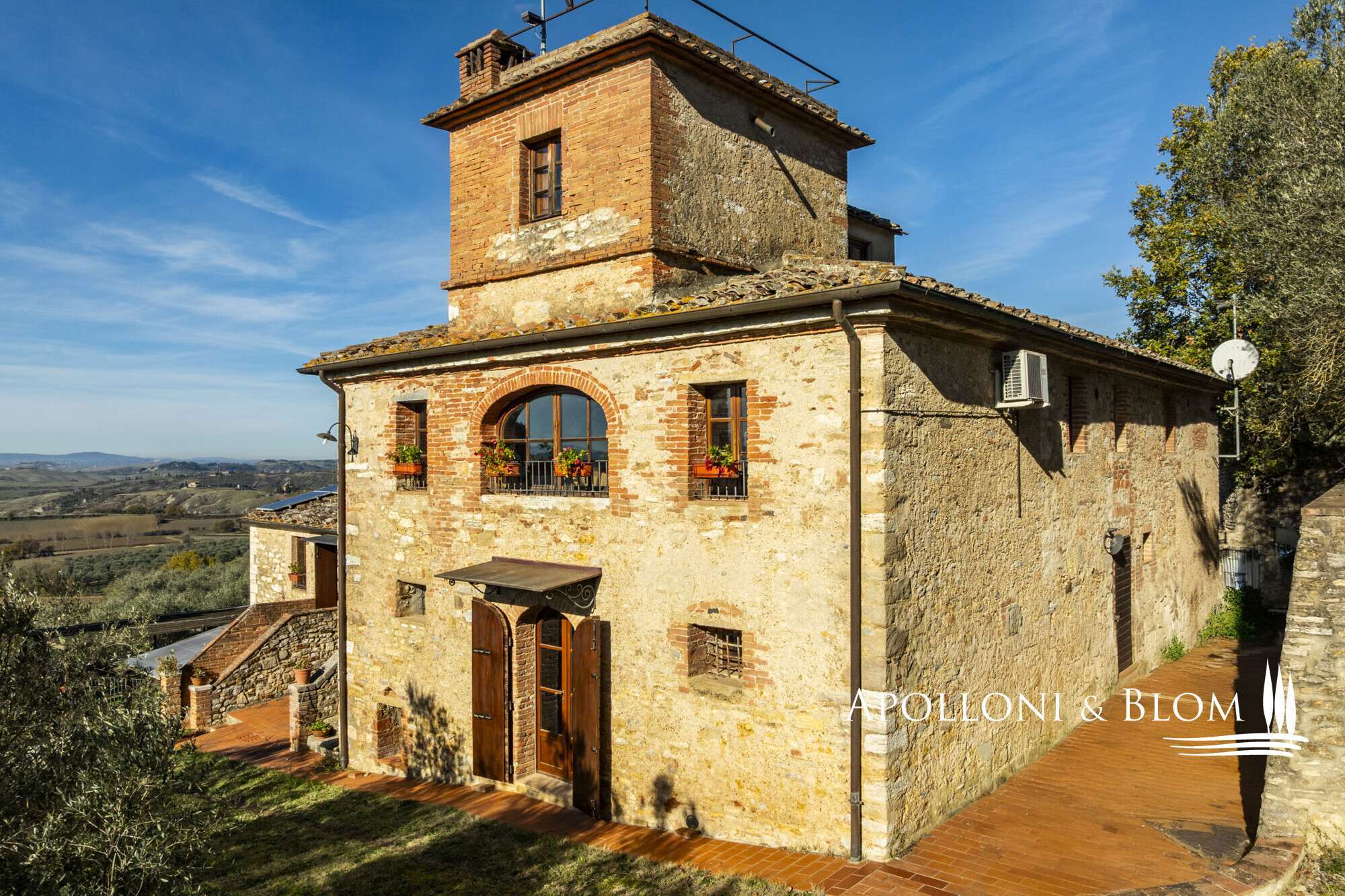 207449 Farmhouse in Serre Di Rapolano, Siena, Italy