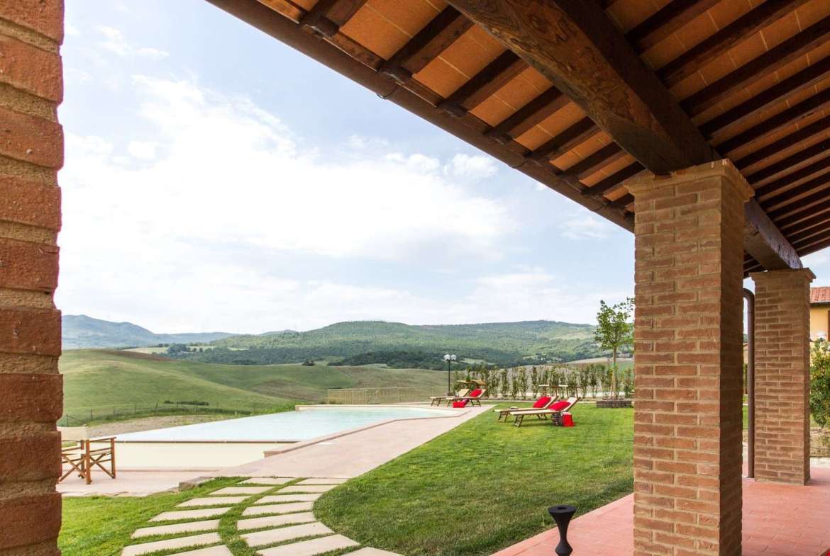 Ref. 208 – Tuscan Country Estate with Villas, Farmhouse and Swimming Poo