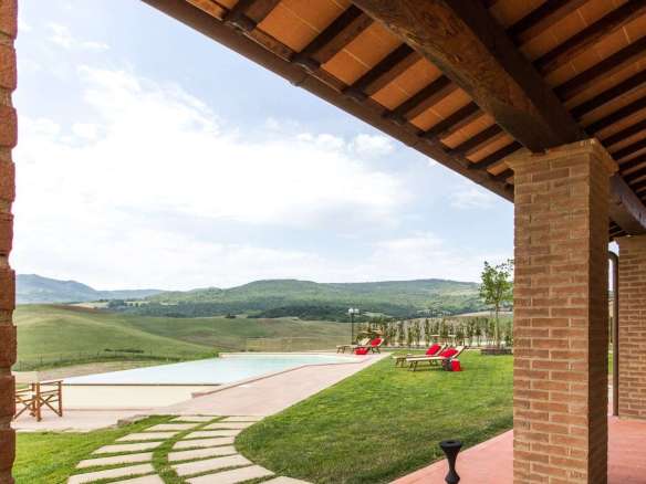 Ref. 208 – Tuscan Country Estate with Villas, Farmhouse and Swimming Poo