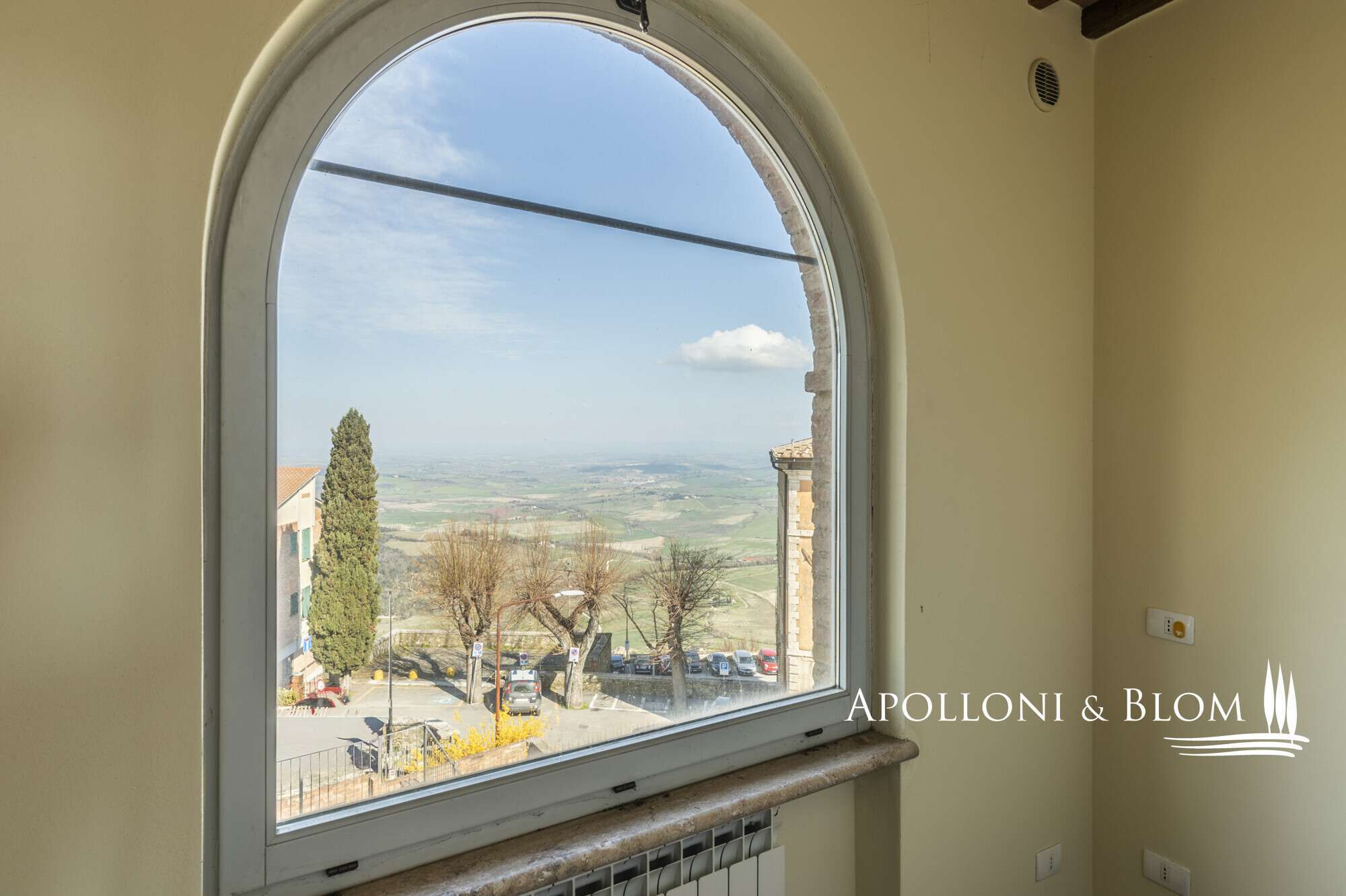 217857 Townhouse in Montalcino, Siena, Italy