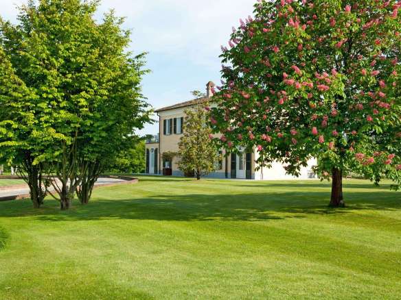 REF 584 A country hotel with pool