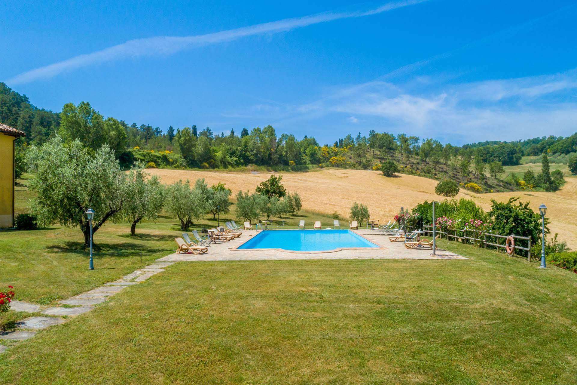 9ba5b0b3f0fd0a2da05efc73d5dc1ec3 Farmhouse with 12 bedrooms in Gubbio, Perugia, Tuscany, Italy