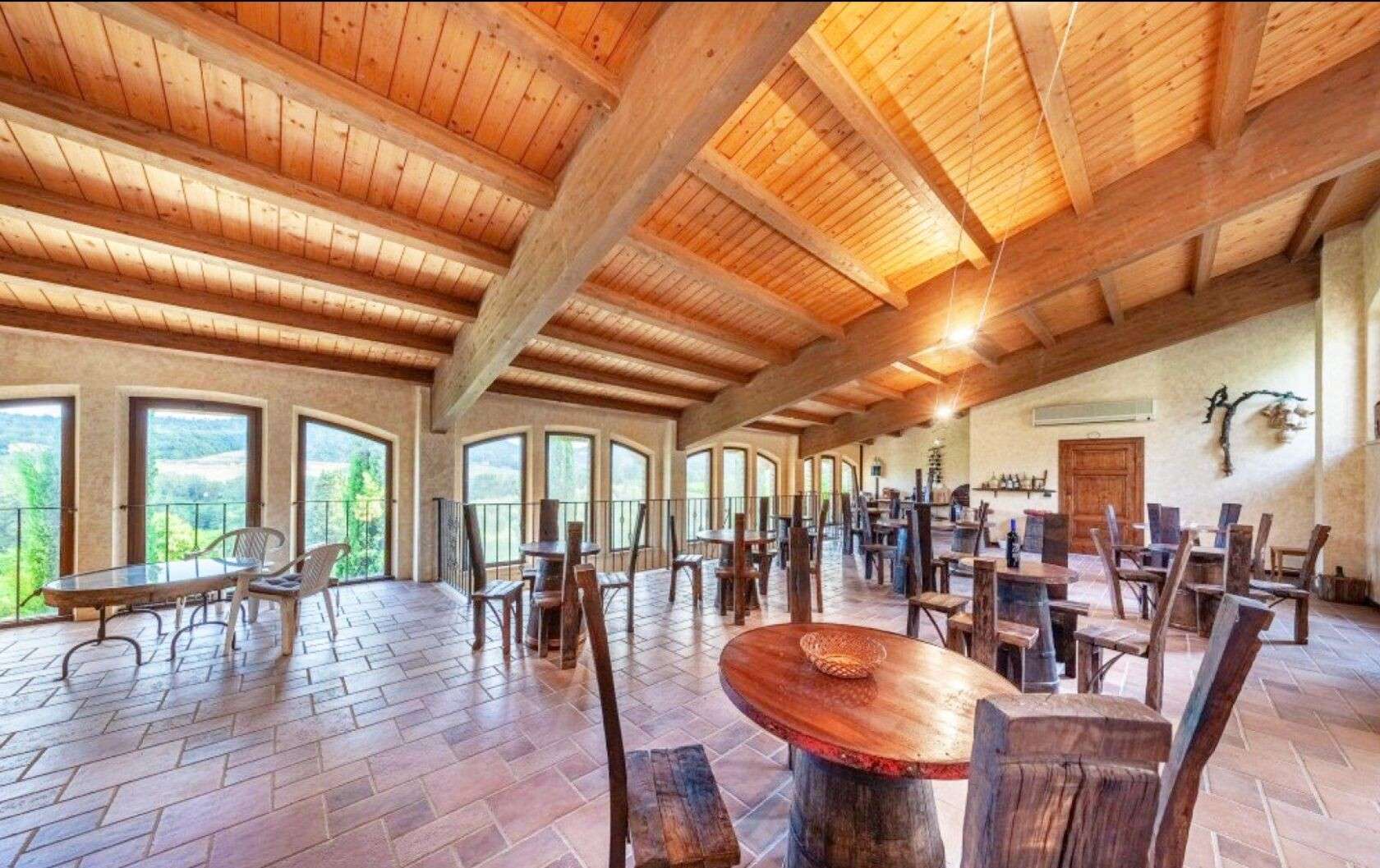 c4f0a43b-d6cc-48be-8154-fde482b60c42 Country Estate in Montepulciano, Siena, Italy