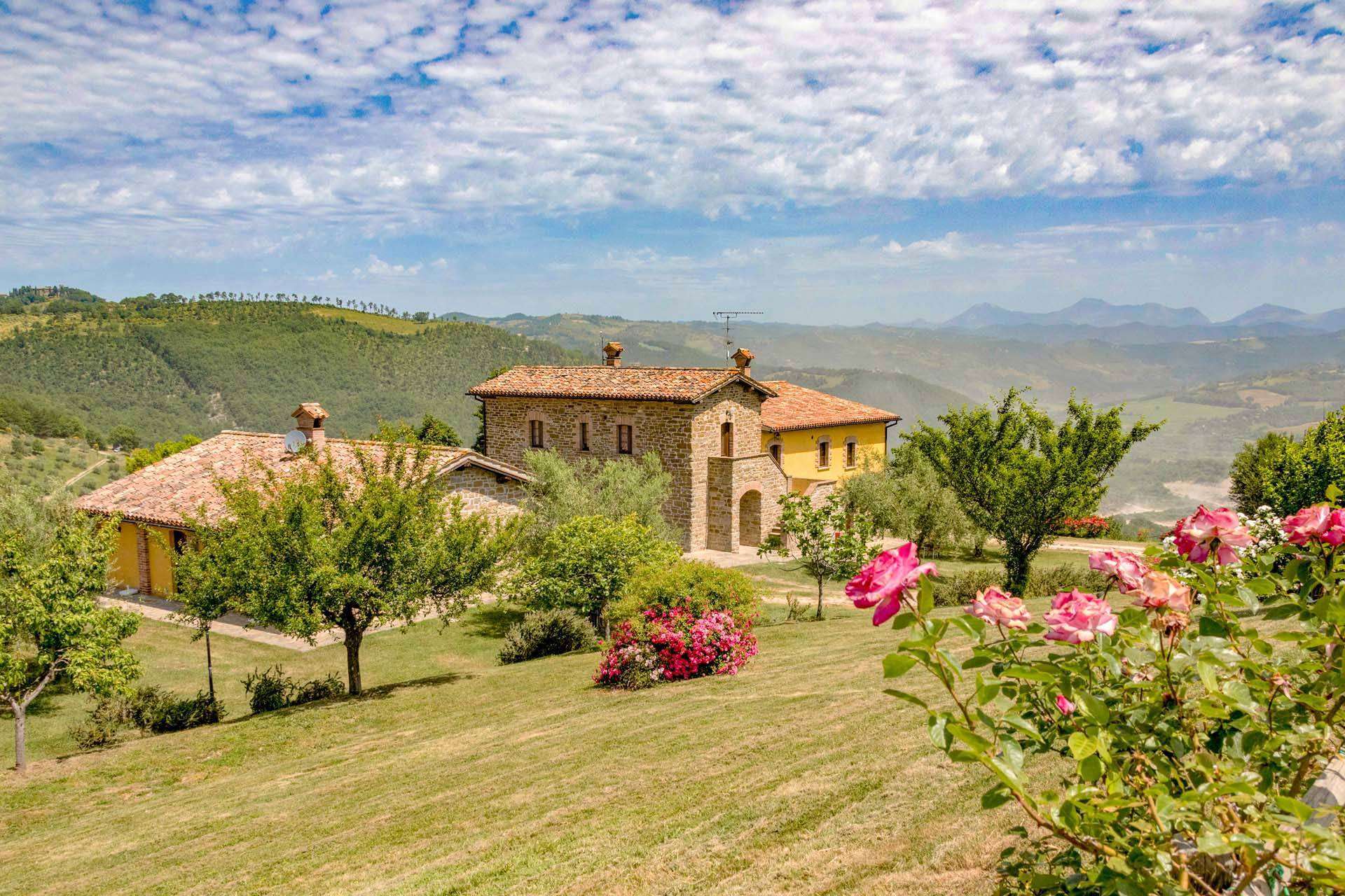 f6e2c2c88bfb4c7e45b63505d5b4dfbb Farmhouse with 12 bedrooms in Gubbio, Perugia, Tuscany, Italy