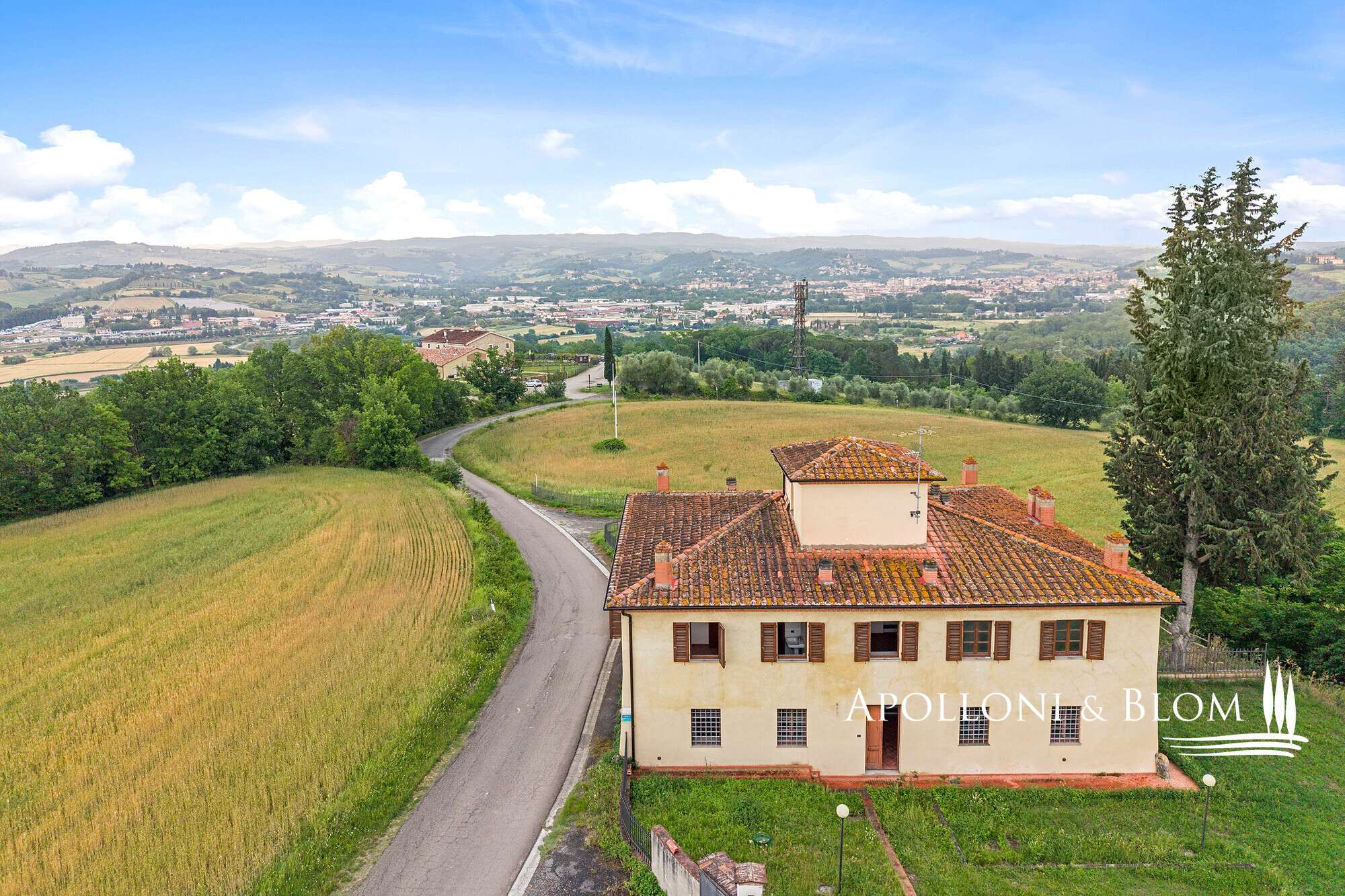 f97a4201-7eaf-46fd-8a4d-e2887d0dcd13 House in San Gimignano, Siena, Italy