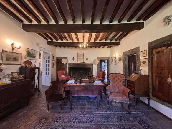 In exclusive location farmhouse with cottage, pool and land of 30h