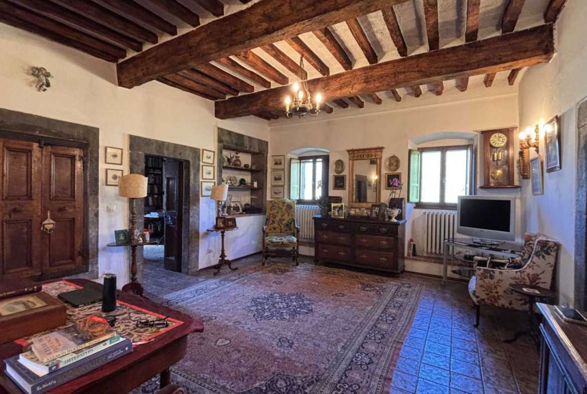 In exclusive location farmhouse with cottage, pool and land of 30h