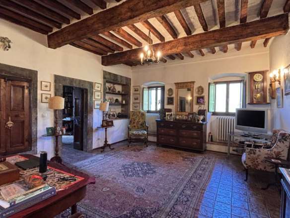 In exclusive location farmhouse with cottage, pool and land of 30h