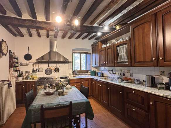 In exclusive location farmhouse with cottage, pool and land of 30h