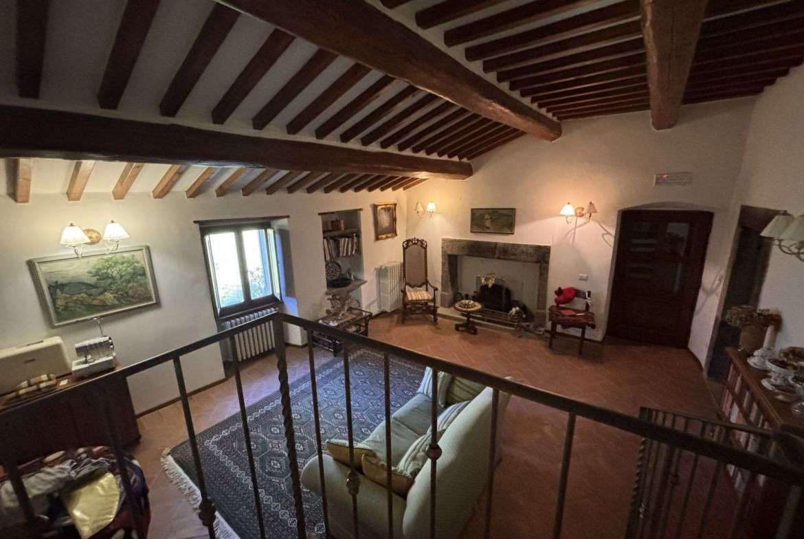 In exclusive location farmhouse with cottage, pool and land of 30h