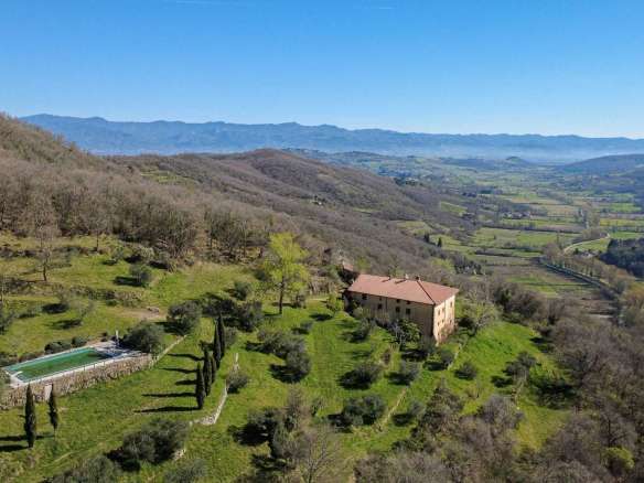 In exclusive location farmhouse with cottage, pool and land of 30h