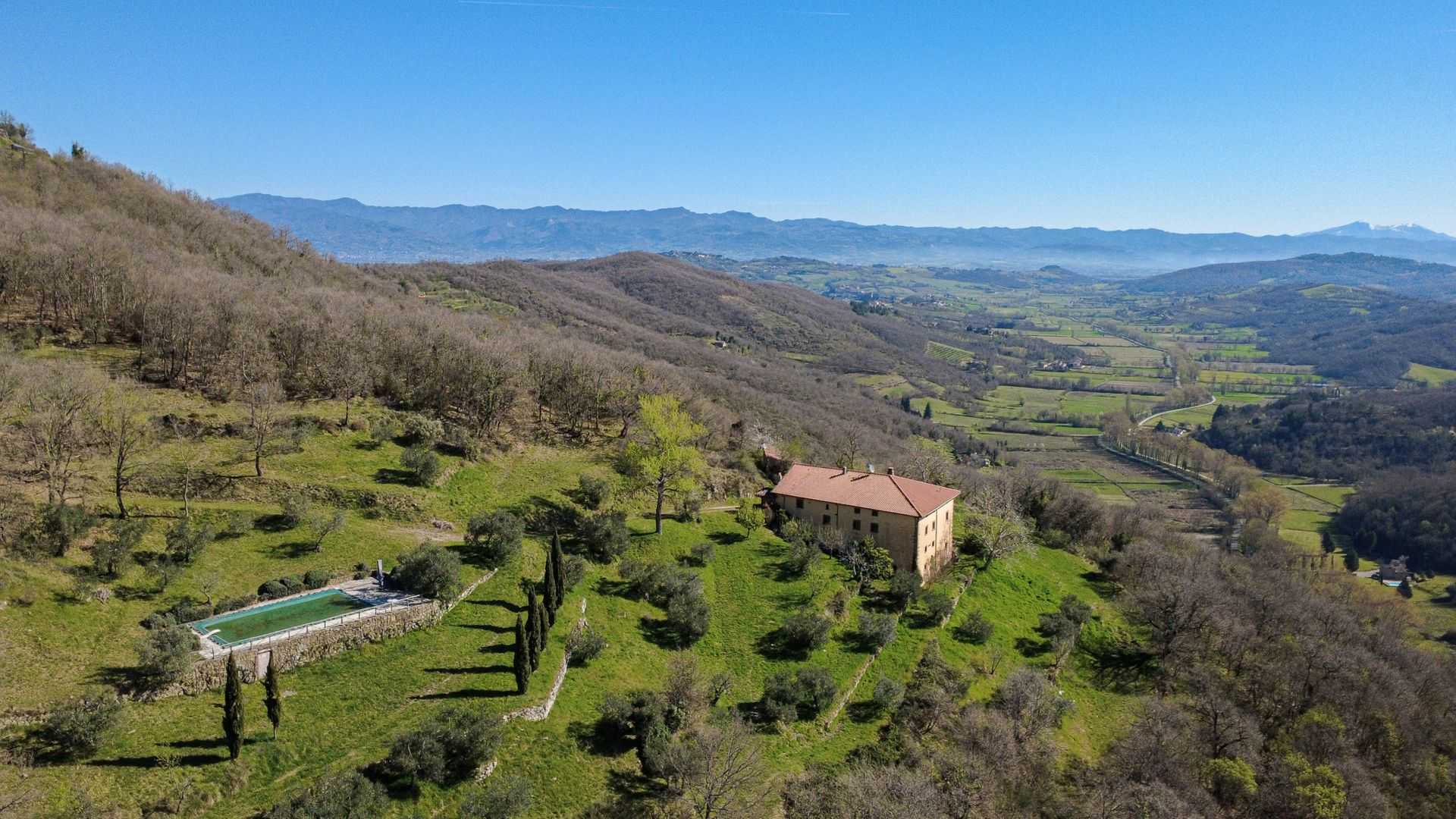 In exclusive location farmhouse with cottage, pool and land of 30h