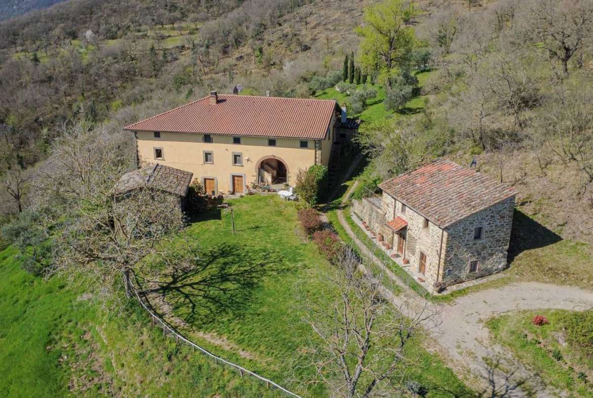 In exclusive location farmhouse with cottage, pool and land of 30h