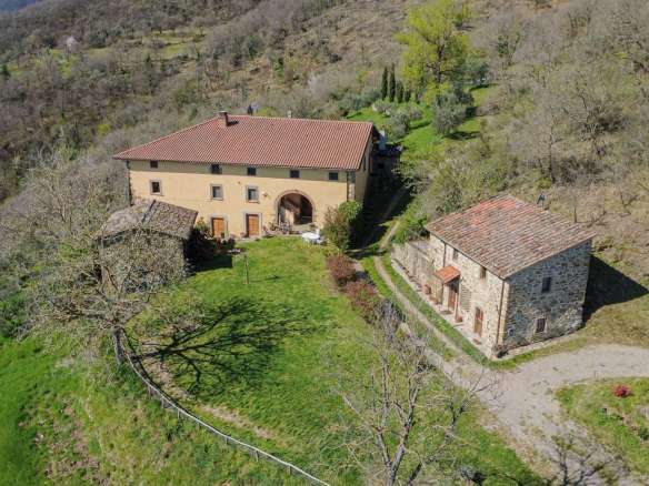 In exclusive location farmhouse with cottage, pool and land of 30h