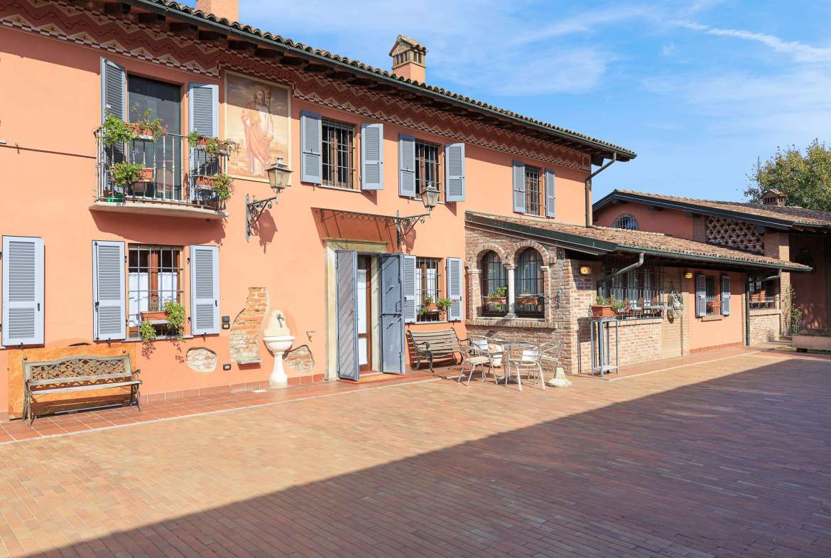 Lombardy Pavia Prestigious farmhouse in the countryside