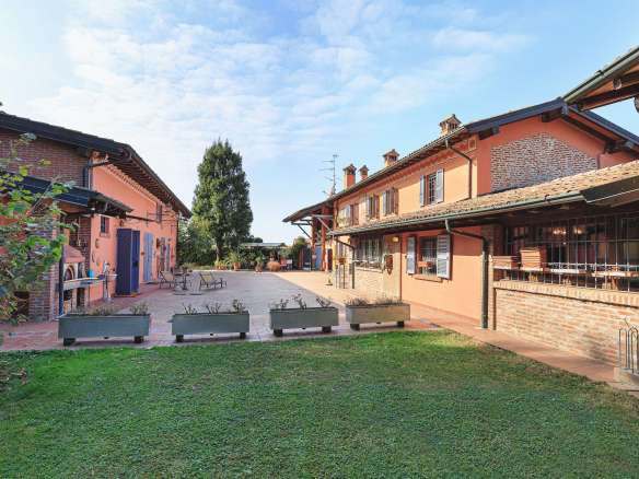 Lombardy Pavia Prestigious farmhouse in the countryside