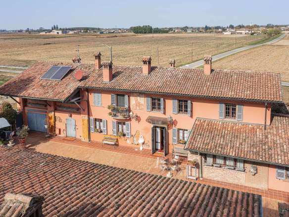 Lombardy Pavia Prestigious farmhouse in the countryside