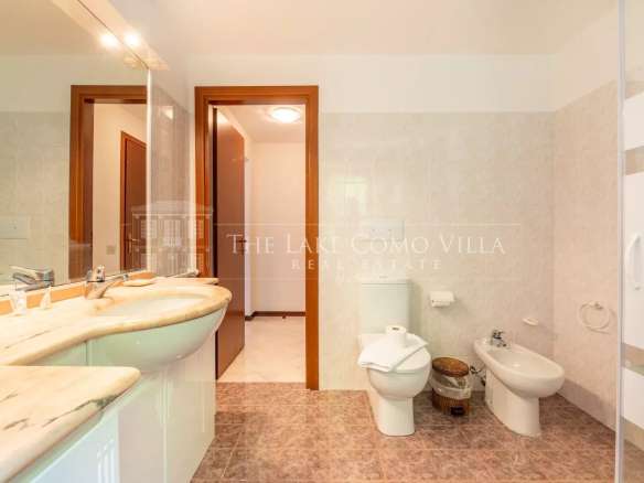 Menaggio – Noa and Stella’s Balcony Apartment with Lake View