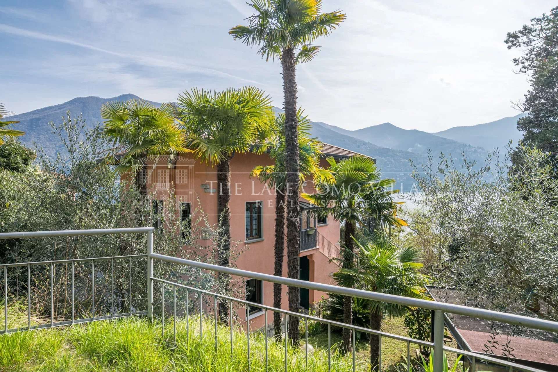 8399a714d21d7530e0dc90f652379859_103c365b40_1920-original Carate Urio Charming Villa